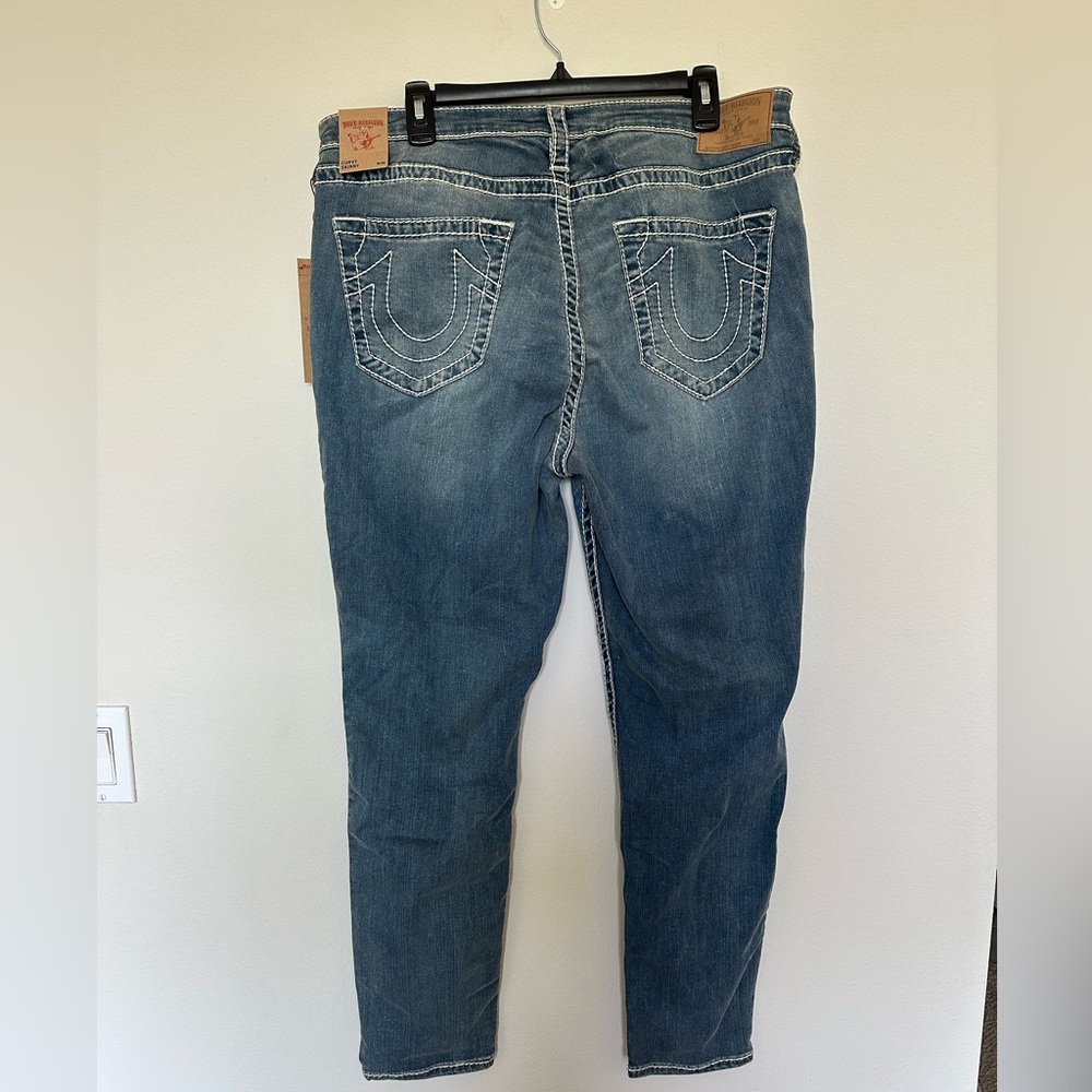 Brand new True Religion curvy jeans! Still has the tags and are very stylish.